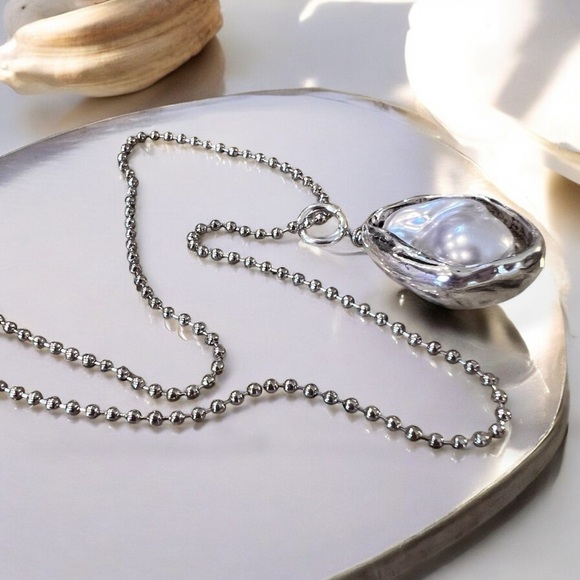 Silver toned Minimalist Necklace with an Iridescent Charm Baroque faux pearl - Picture 13 of 16